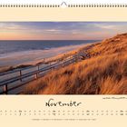 Kalenderblatt mit "November" und Datumsangaben unten. Bild zeigt Dünen und Meer bei Sonnenuntergang.