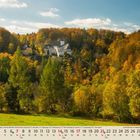 Kalenderblatt für November. Eine Burg thront auf einem herbstlichen, bewaldeten Hügel unter blauem Himmel.