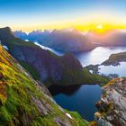 Es gibt keinen Text. Zu sehen ist eine bunte Landschaft mit Bergen, Wasser und Sonnenuntergang im Hintergrund.