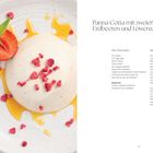 "Panna Cotta mit zweierlei Erdbeeren und Löwenzahnsirup". Links: Panna Cotta auf Teller mit Erdbeeren und Sirup. Rechts: Rezepttext.
