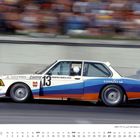 Auto mit Startnummer 13, „MANFRED WINKELHOCK“, Logos wie „Castrol“ und „Goodyear“, Kalender für November unten.