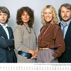 November. Gruppenfoto von vier Personen in schicker Kleidung. Kurze Beschreibung einer Scheidung im Jahr 1981 darunter.