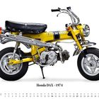 "Honda DAX – 1974" und "NOVEMBER" mit Kalendertagen unten. Eine gelbe Mini-Motorrad-Illustration.