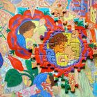 Eine farbenfrohe Illustration mit mittelalterlichen Szenen und Personen, überlagert von Puzzleteilen.