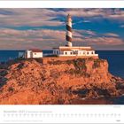 November 2027 | Faszination Leuchttürme. Ein Leuchtturm auf einer felsigen Küste bei Sonnenuntergang.