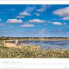 November 2027, Inseln & Meer, zeigt eine Küstenlandschaft mit Dünen, Vögeln, Wasser und einer Dorfkulisse im Hintergrund.