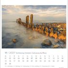 Kalenderblatt November 2027, Schleswig-Holstein, Land zwischen den Meeren. Hauptmotiv: Wellen umspülen alte Holzpfähle am Meer.