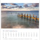 11 | 2027 RÜGEN Meine Insel. Ein Steg führt ins Meer unter bewölktem Himmel. Kalenderdaten und Feiertagsangaben auf Deutsch.