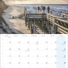 Kalender für November 2027. Motiva: Strand mit Steg und Strandkörben. Bewölkter Himmel, Meer im Hintergrund.