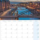 Kalender für November 2027 mit Feiertagen. Bild oben: Hamburger Speicherstadt am Abend, beleuchtete Brücken und Gebäude.