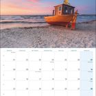 Kalenderblatt November 2027. Oben ein Boot am Strand unter rosa-blauem Himmel bei Sonnenaufgang oder -untergang.