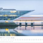 November 2027, Hamburg, Meine Stadt. Kalender mit modernem Gebäude, das sich im Wasser spiegelt.