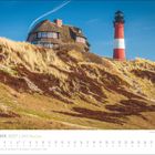 November 2027, Sylt Meine Insel. Kalenderansicht mit Leuchtturm hinter Sanddünen und einem Haus mit Reetdach.
