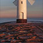 Kalenderblatt November 2027, zeigt weißes Mühlenbake in Świnoujście vor blauem Himmel. Unten Karte mit Ostseeregion.