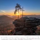 Kalender, November 2027. Die Pfalz – Sonnenaufgang auf einem Felsen mit Baum und Kreuz, Berge im Hintergrund.