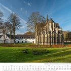 "Altenberg – Blick auf den Altenberger Dom von Osten mit dem Priorhof." Im Vordergrund befindet sich eine Wiese.