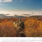 „Siebengebirge - Blick vom Großen Ölberg“, 11/2027, Herbstlandschaft mit buntem Laub, Bergen und Nebel im Hintergrund.