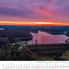 "Wermelskirchen – Große Dhünntalsperre bei Dabringhausen-Lindscheid im Morgenrot." Landschaft mit See bei Sonnenaufgang.