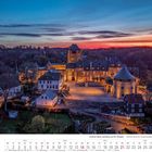 Kalender: November 2027. Schloss Burg bei Sonnenaufgang, leuchtend beleuchtet gegen einen bunten Himmel.