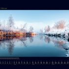 02 Februar. Ein zugefrorener Fluss mit schneebedeckten Bäumen, blauer Himmel, Kalenderdaten unten.