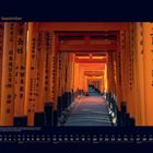 Oben links steht "09 September". Unten ist ein Kalender. Sicht auf rote Torii-Tore in Japan mit japanischen Schriftzeichen.