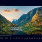 09 September. Kalender mit Herbstlandschaft: Ein Dorf an einem ruhigen See, umgeben von felsigen Bergen und bunten Bäumen.