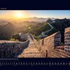 08 August, Kalenderansicht. Bild der Chinesischen Mauer im Sonnenuntergang mit bergiger Landschaft im Hintergrund.
