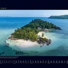 08 August. Kalender mit Inselansicht, türkisblaues Wasser, weißer Sandstrand, viele Bäume, Boot am Ufer.