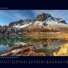 "11 November" oben links, unten Monatsübersicht. Herbstlandschaft mit Berg, See und herbstlichen Bäumen.