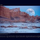 03 März, Kalender mit Landschaftsfoto: Felsformationen, Mond im Hintergrund, mondbeleuchtete Talfläche.