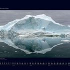11 November. Ein großer Eisberg spiegelt sich auf ruhigem Wasser.