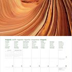 Kalender für August 2027. Großes Foto von orange-braunen Felsformationen und blauem Himmel.