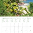 Kalender für September in mehreren Sprachen. Tropische Szene mit Palmen, Strand und blauem Himmel im Hintergrund.
