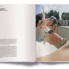 Text: "The Dog Bowl, Santa Monica, CA." Skater in der Luft über einer leeren Poolschüssel, umgeben von Bäumen. Skateboard-Logo sichtbar.