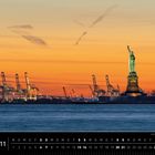 New York 11. Kalender mit Freiheitsstatue im Sonnenuntergang, Hafenkräne im Hintergrund, Wasser im Vordergrund.