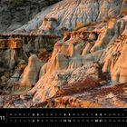 Kalender zeigt November in USA. Trockene, felsige Landschaft mit erodierten Felsformationen im warmen Sonnenlicht.