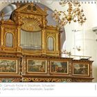 Deutsche St. Gertruds Kirche in Stockholm, Schweden. Eine reich verzierte goldene Orgel mit Gemälden und Kronleuchtern.