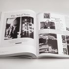 "Jäger und Bomber", "The Art of Noise", "Zweitausend Wörter zu Meryl Streep". Offenes Buch mit Fotos und Texten.