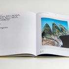 Text links: "Data SIO, NOAA, U.S. Navy, NGA, GEBCO & tangents." Rechts: Bild von dreieckigen Bergen am Meer.