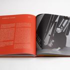 Linke Seite: Text über Márton Nemes'. Rechte Seite: Schwarz-Weiß-Foto eines Mannes vor abstrakter Kunst.