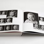 Seitenzahlen 494 und 495. Schwarz-weiße Porträts von Kleinkindern mit verschiedenen Gesichtsausdrücken, offen in einem Buch.