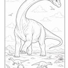 Illustration: Ein großer Dinosaurier mit langem Hals, kleiner Kopf. Zwei kleinere Dinosaurier laufen nahebei. Wolken und Berge.