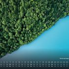 Brienzersee, Schweiz 11. Kalender mit einem hellblauen See und dichtem Wald in der Draufsicht.