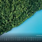 Kalender mit "Brienzersee, Schweiz". Monate und Tage unten. Oben Wald an blauem Gewässer.