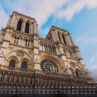 Notre-Dame, Paris. November-Kalenderansicht. Gotische Fassade mit Türmen unter blauem Himmel.