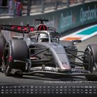 Kalender zeigt Mai. Rennauto mit Fahrer Nico Hülkenberg. Details: Team Audi Revolut F1, Nummer 27, Deutschland.