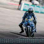 Eine Person auf einem Rennmotorrad auf einer Rennstrecke. Unten ist ein Kalender mit Daten und der Name "Alex Marquez".