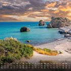 "Aphrodite-Felsen – Zypern 12." Küstenlandschaft bei Sonnenuntergang mit Felsen im türkisblauen Meer und bewölktem Himmel.