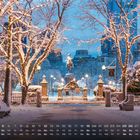 Kalender für Dezember. Verschneiter Park mit beleuchteten Bäumen und einer Reiterstatue; Stadtgebäude im Hintergrund.