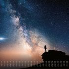 Kalender vom 1. bis 30. mit Wochentagen darunter. Silhouette eines Menschen auf einem Felsen unter sternenklarem Himmel.